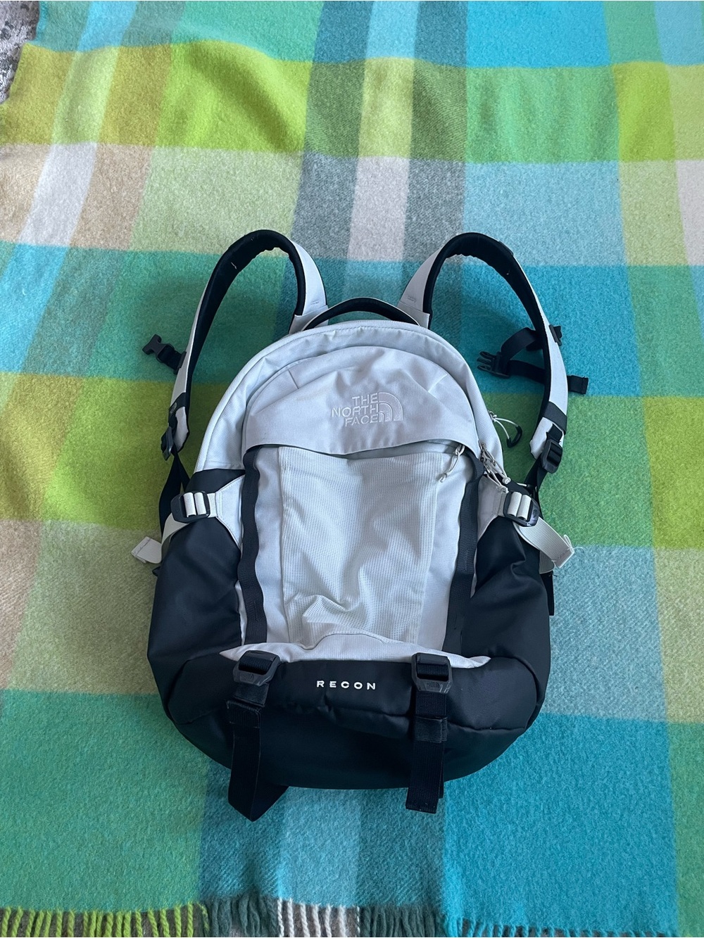 The North Face Unisex RECON Day Travel Hike Student Backpack Light Grayish White